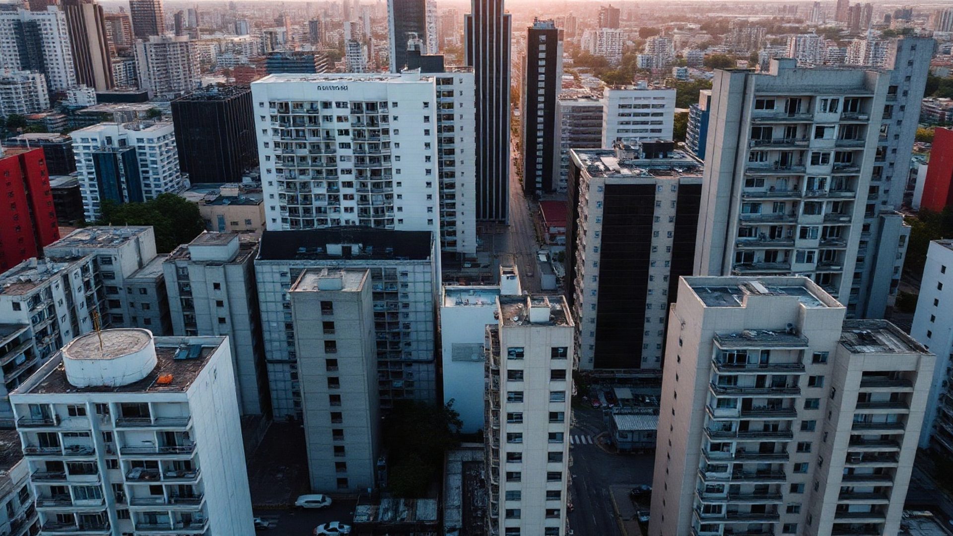 Vista aérea de arranha-céus modernistas em São Paulo ao pôr do sol